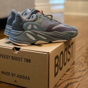 NEW YEEZY 700 BLUE SIZE 9.5